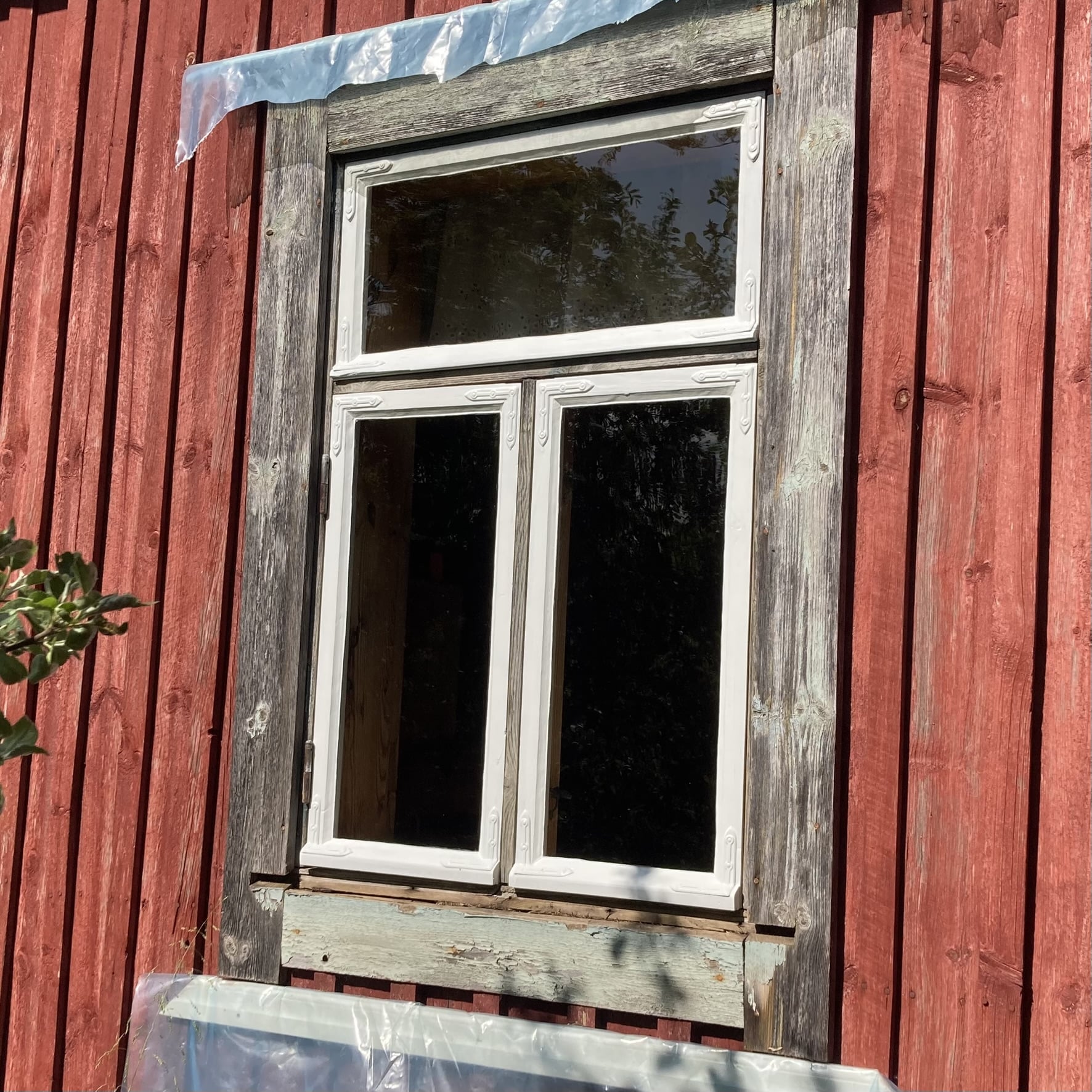 Perinteiset kitti-ikkunat kunnostettuina paikoillaan