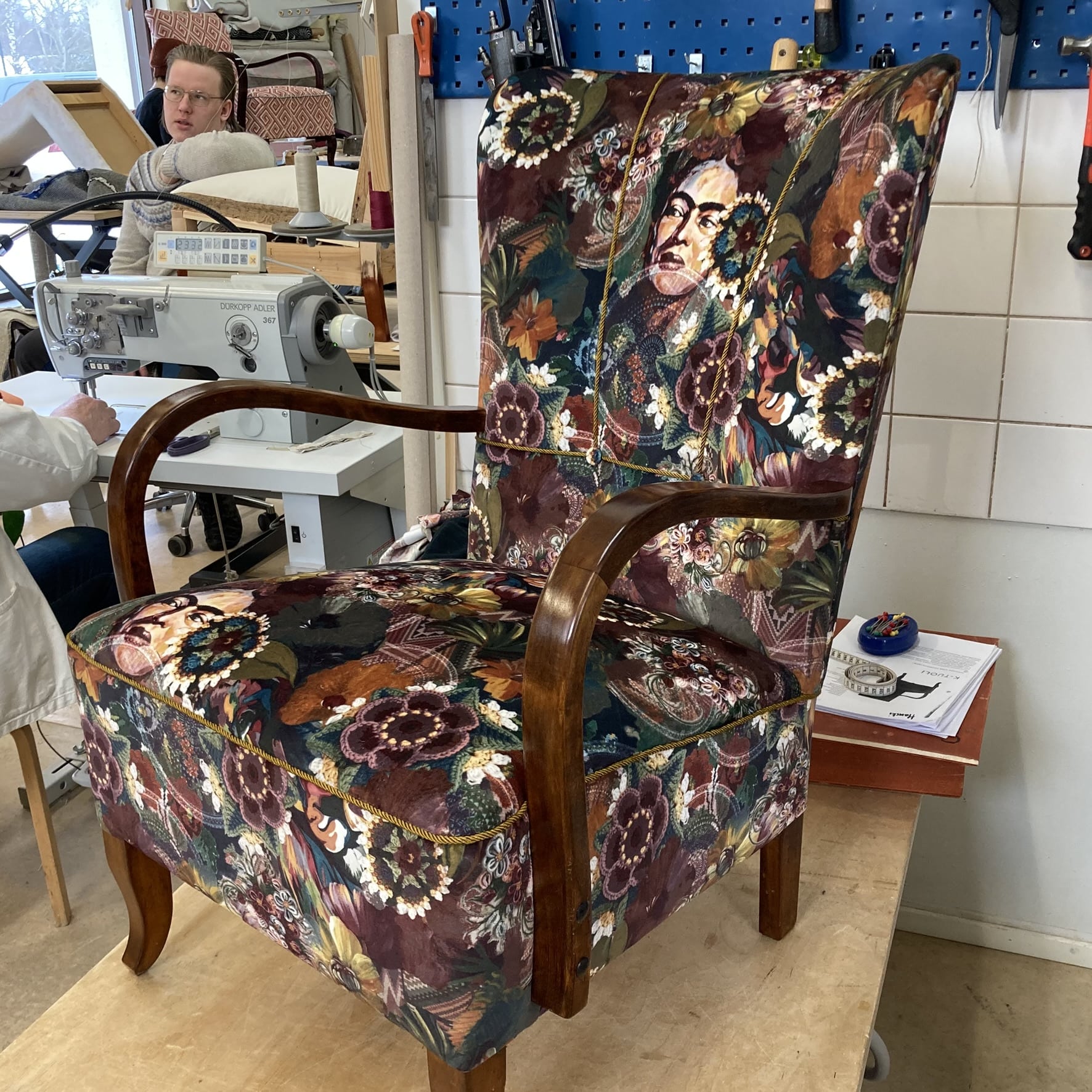 K-tuoli verhoilutyö valmis työ Frida Kahlo verhoilukangas