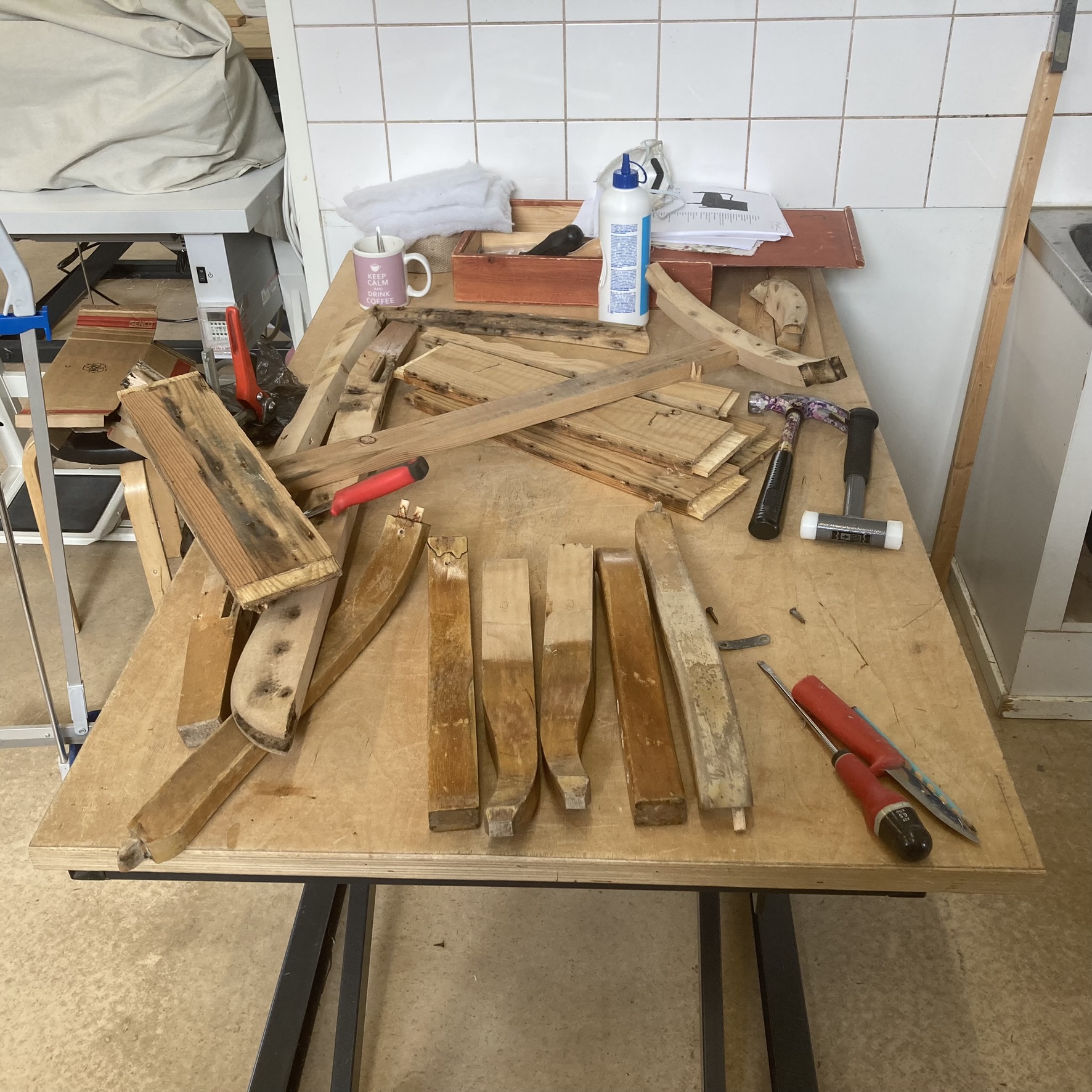 K-tuoli verhoilutyö kaikki liitokset liimattava