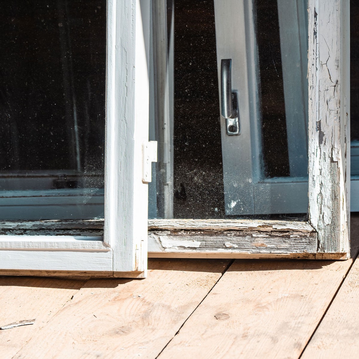 Vilpeilän kylätalon ikkunat puiset kittilistat ennen ja jälkeen kunnostuksen