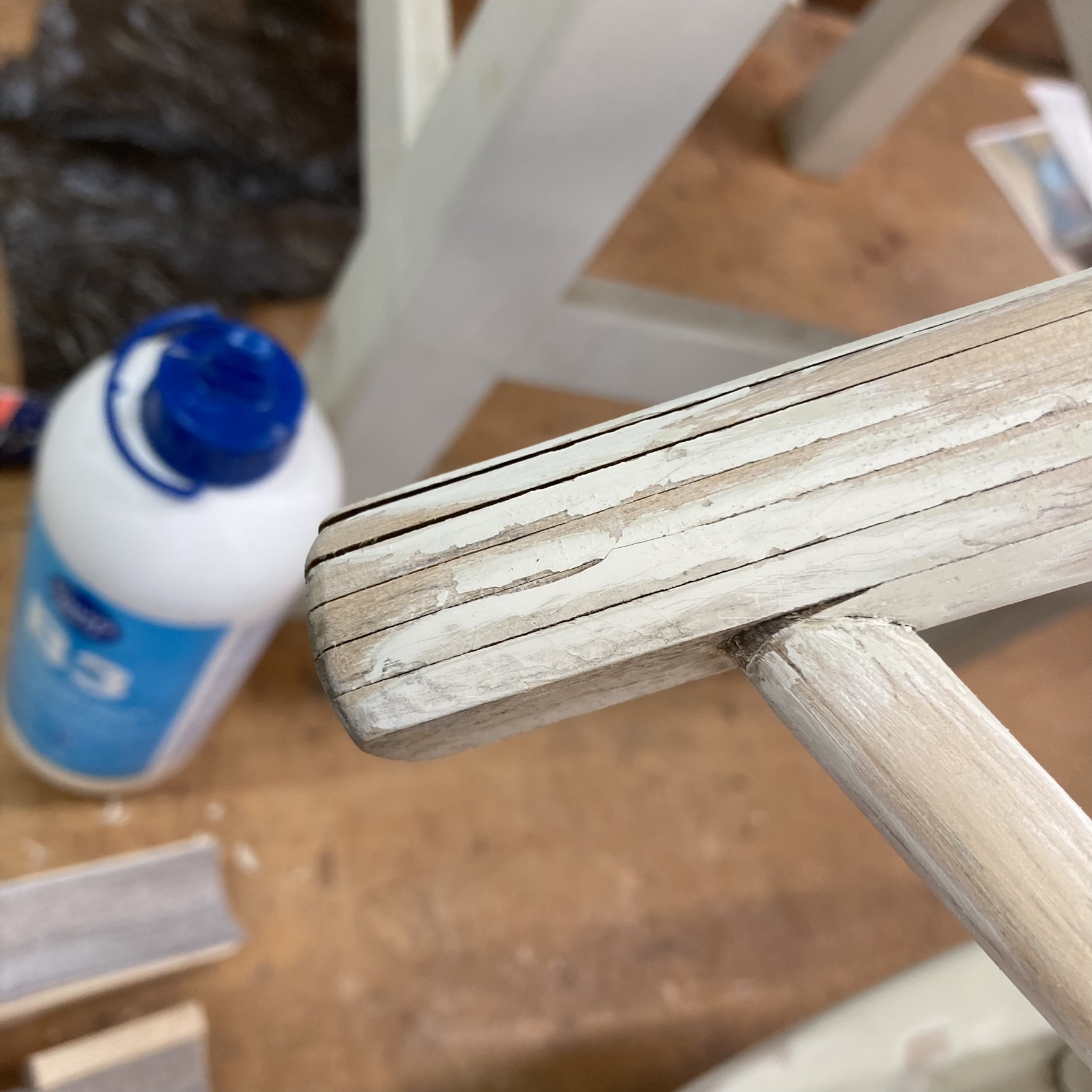 Ilmari Tapiovaara Crinolette-tuoli, käsinojan liimasaumat auenneet