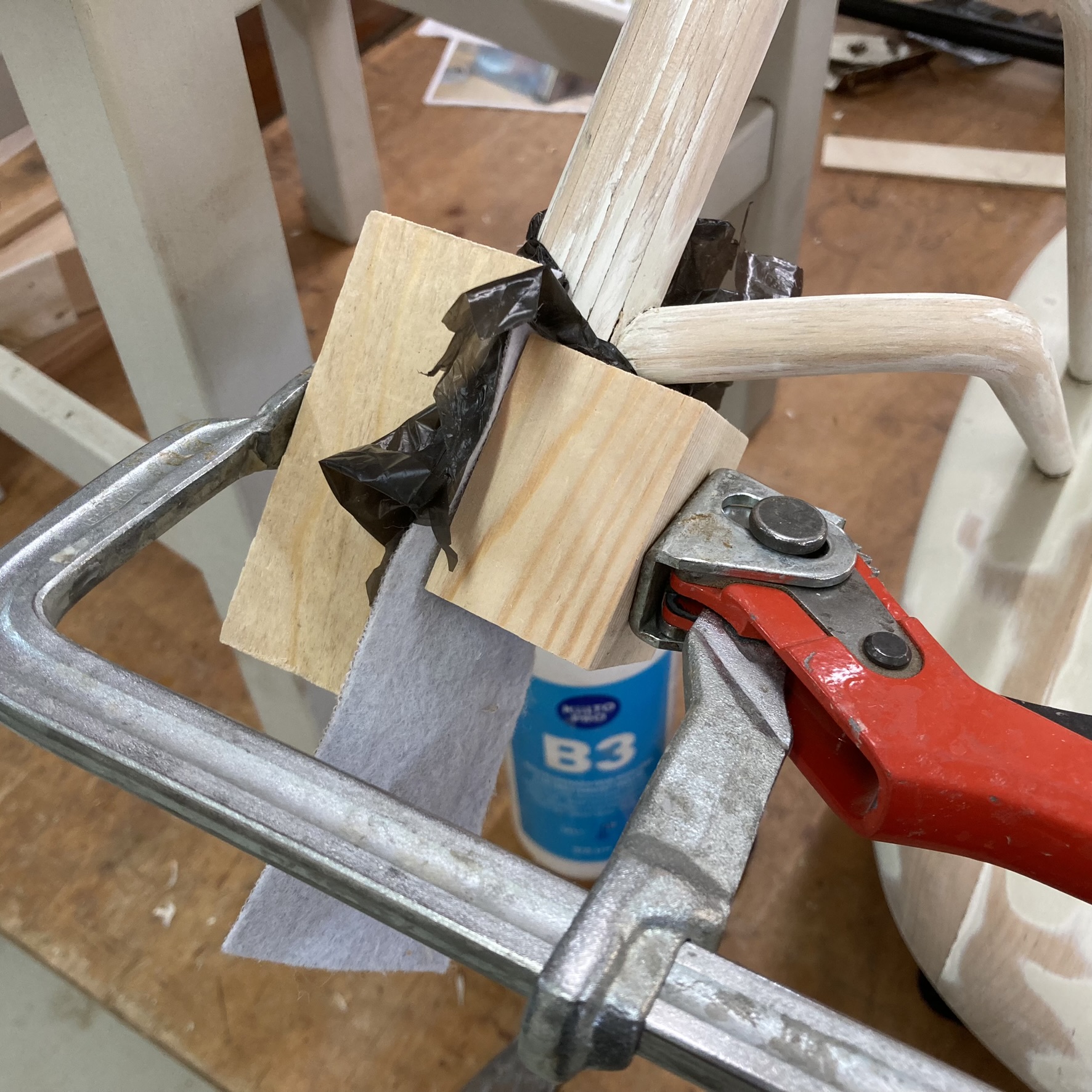 Ilmari Tapiovaara Crinolette-tuoli, käsinojan liimasaumojen uudelleenliimaus