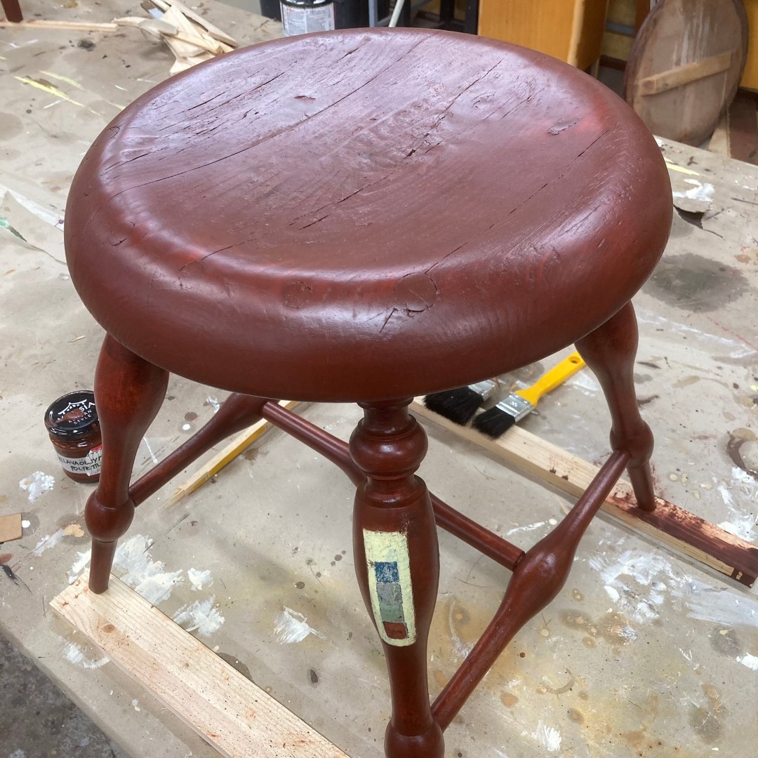 Huonekalujen entisöinti pieni jakkara itse sekoitettu pellavaöljymaali ja väriportaikko