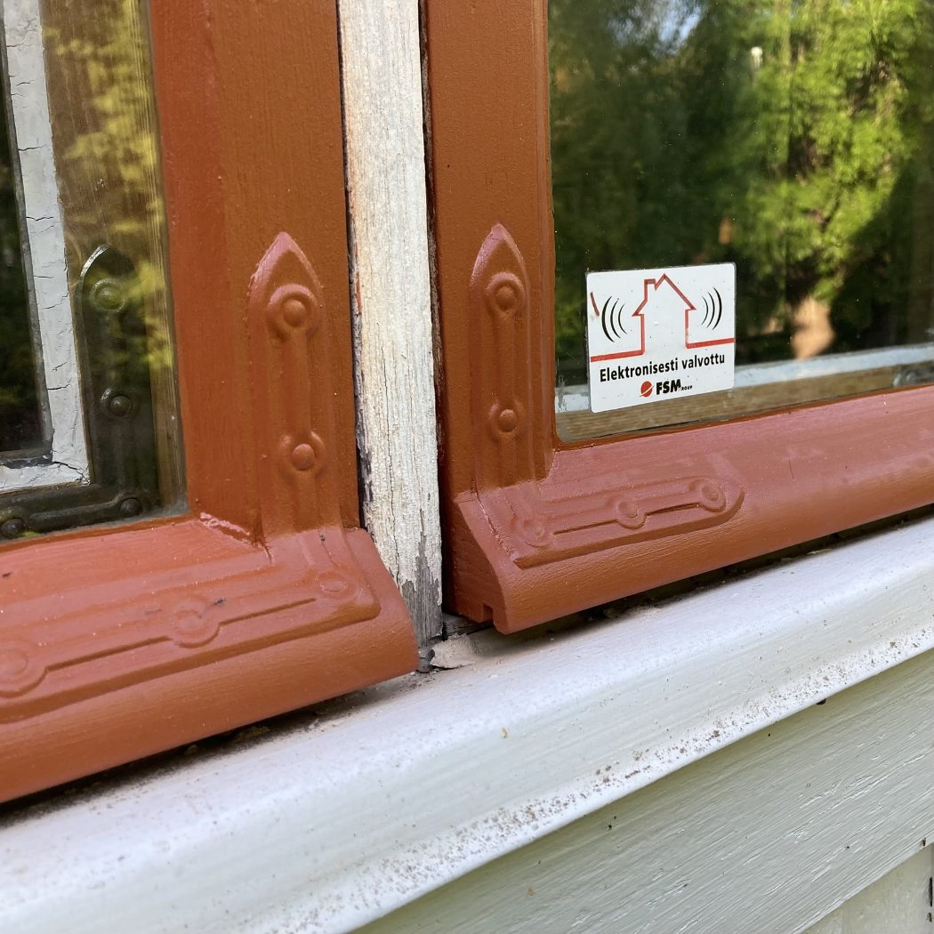 Ikkunoiden kunnostus perinteiset kitti-ikkunat tippanokka vaihdettu