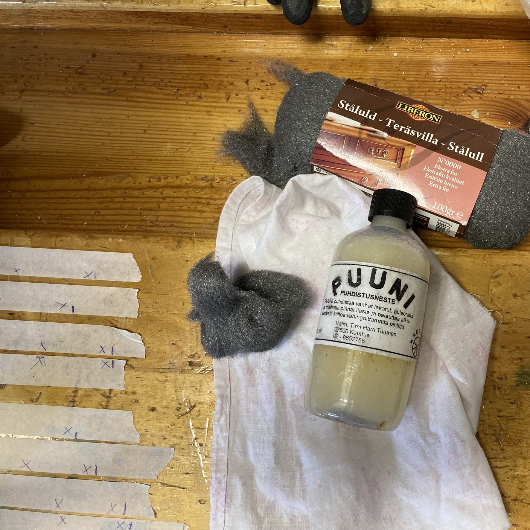 Kirjoituspöydän tuoli puuosien puhdistus Puuni puhdistusaine