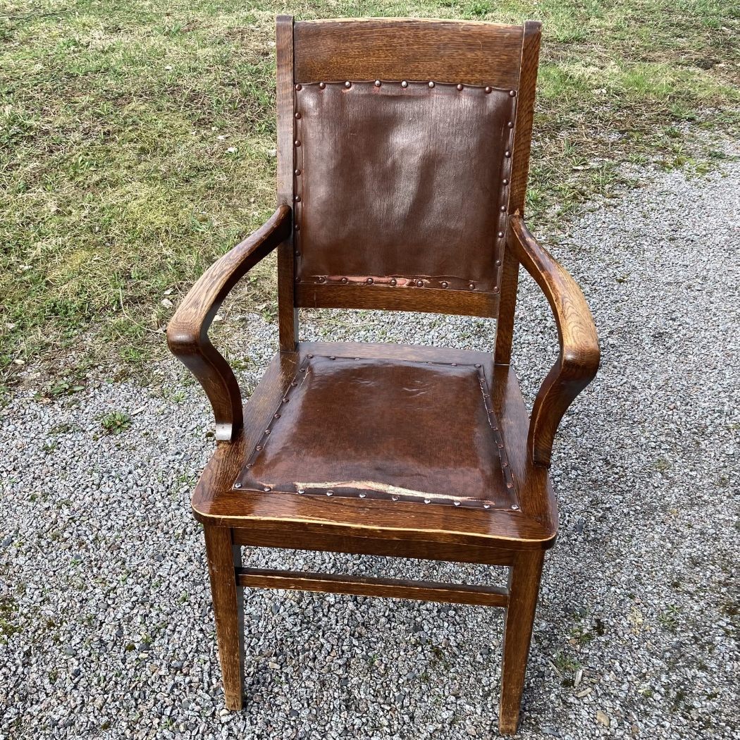 Kirjoituspöydän tuoli uudelleenverhoilu vanha tekonahka eli pegamoidi rikki