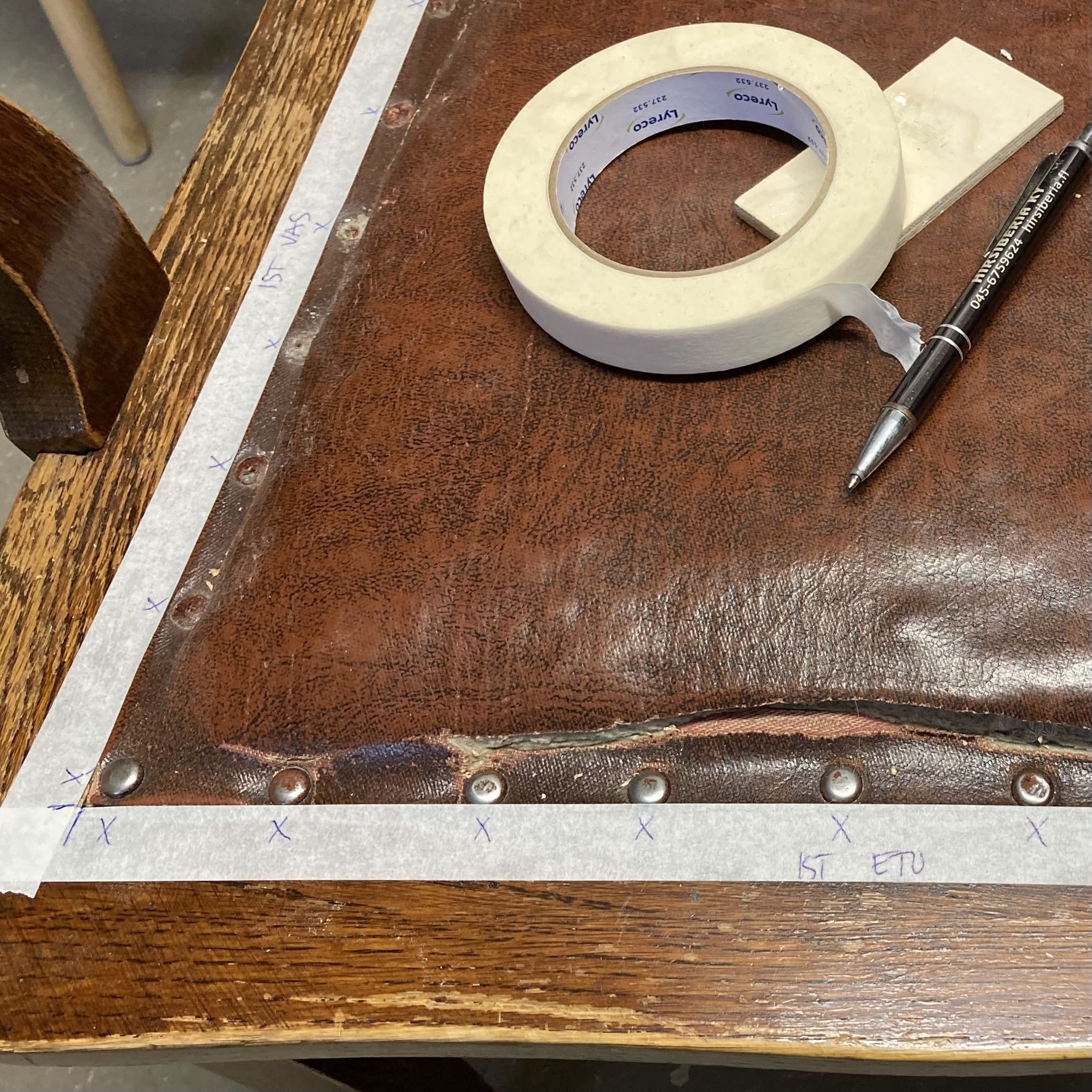 Kirjoituspöydän tuoli uudelleenverhoilu koristenaulojen paikat