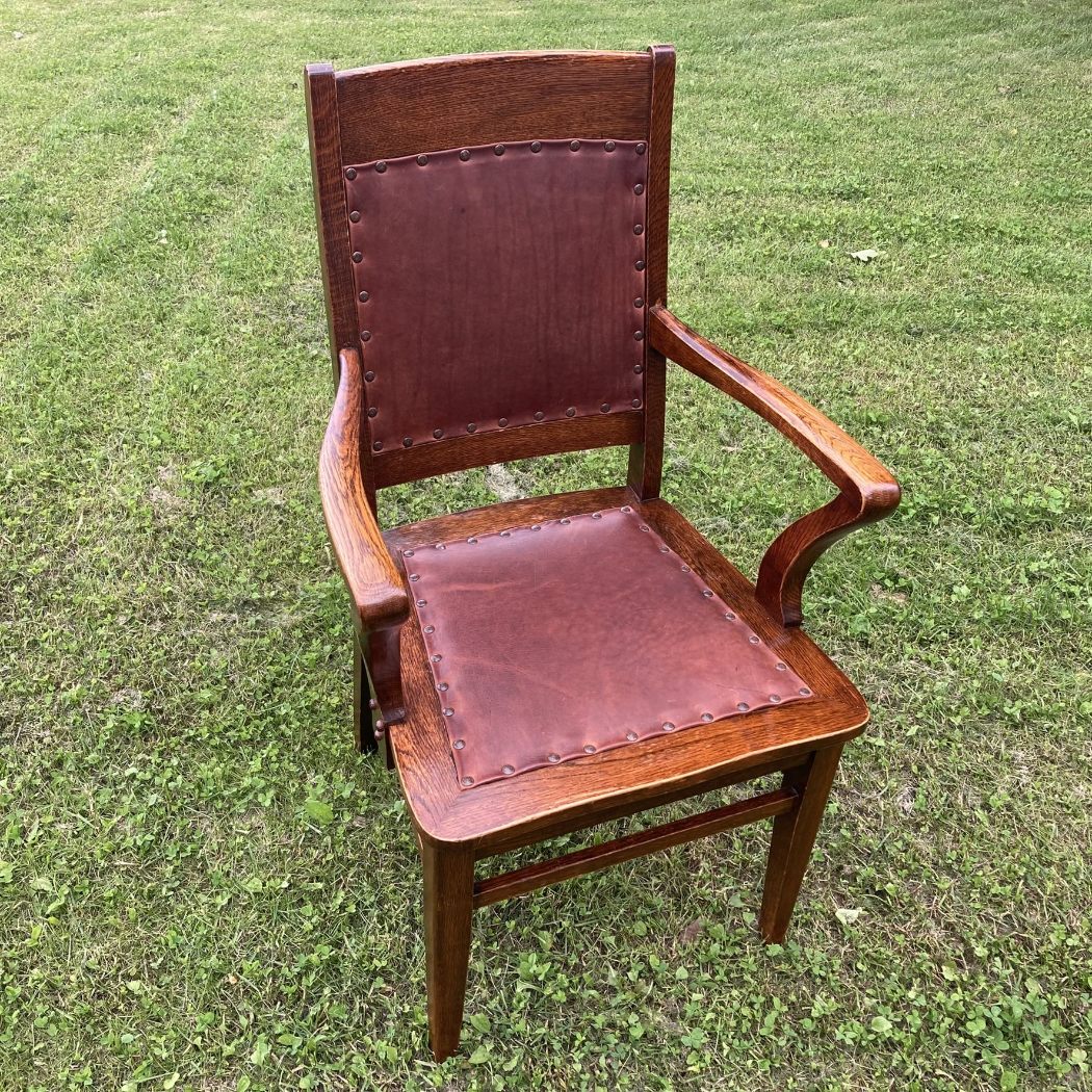 Kirjoituspöydän tuoli puuosat kunnostettu lakkapinta elvytetty vanha pegamoidi eli tekonahka vaihdettu aitoon nahkaan