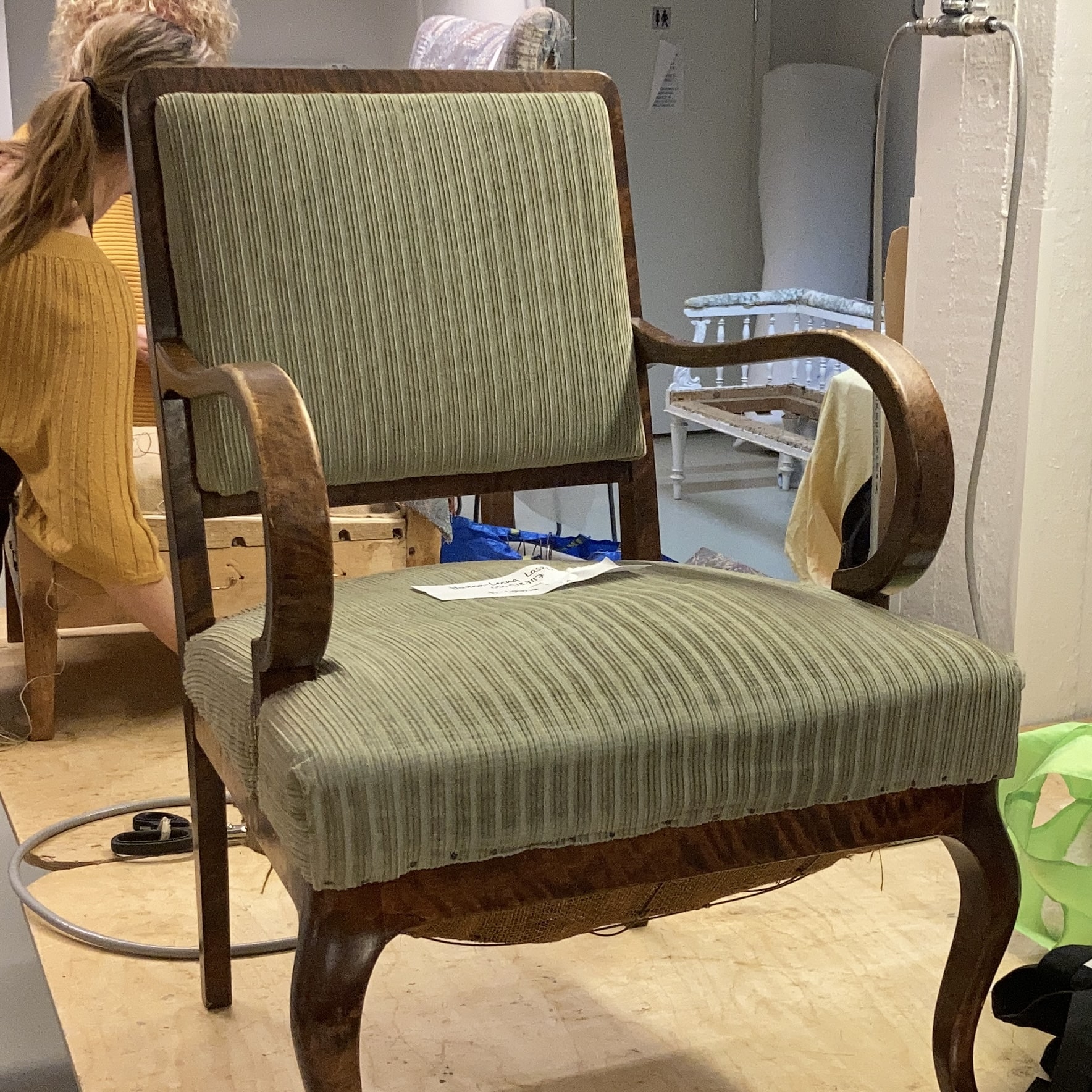 Perinteinen verhoilu nojatuoli ennen töiden aloitusta