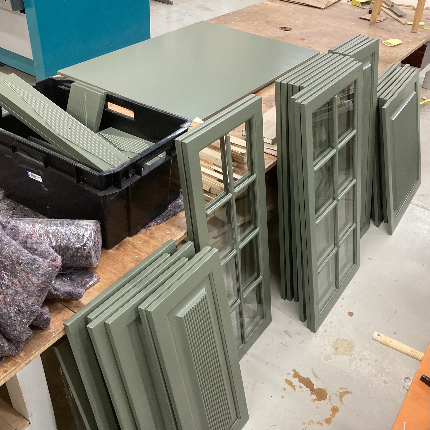 Hannulan keittiö, kaapistojen ruiskumaalaus