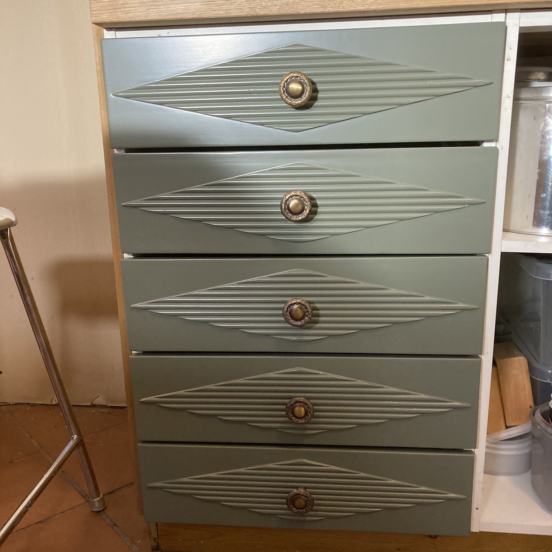 Hannulan keittiö, kaapistojen ruiskumaalaus, kunnostuksen jälkeen