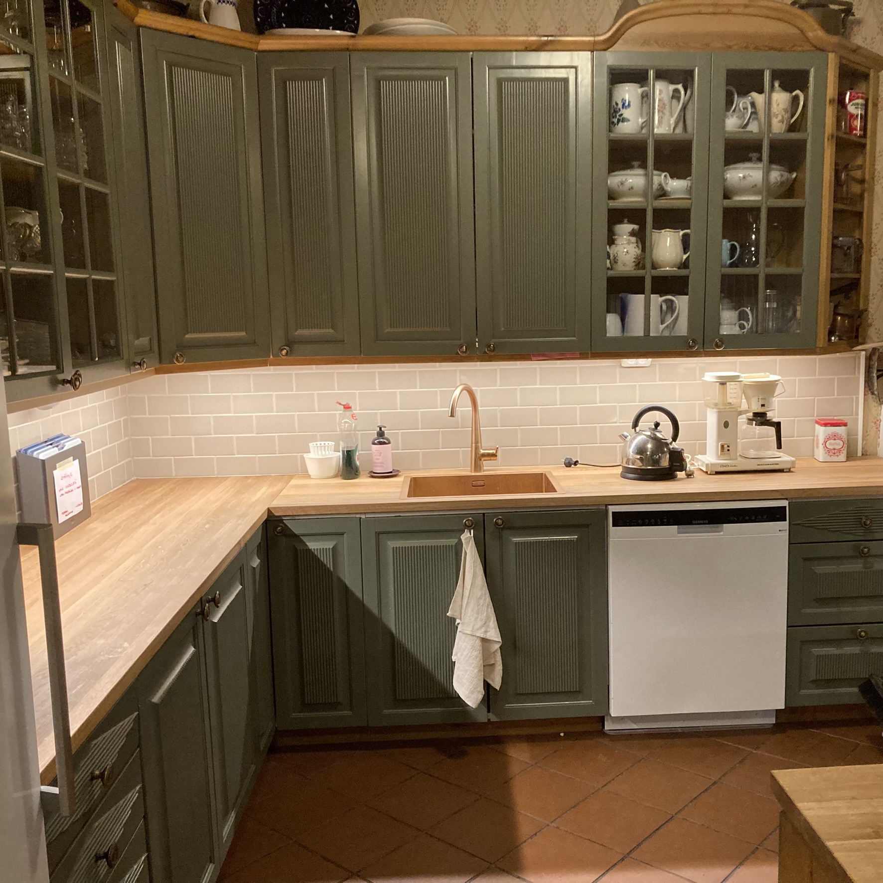 Hannulan keittiö, kaapistojen ruiskumaalaus, valmis