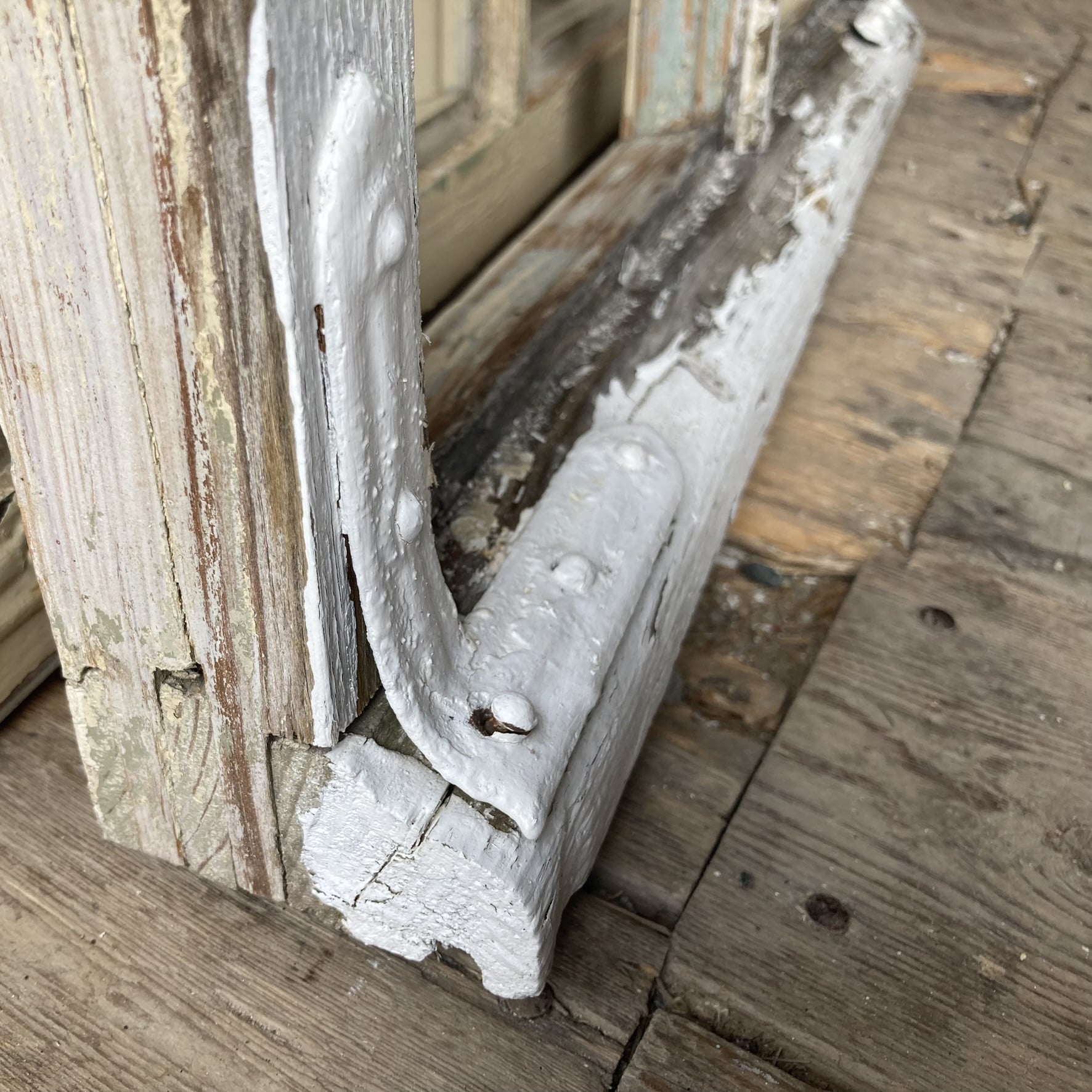 Huonokuntoinen kitti-ikkunan tippanokka