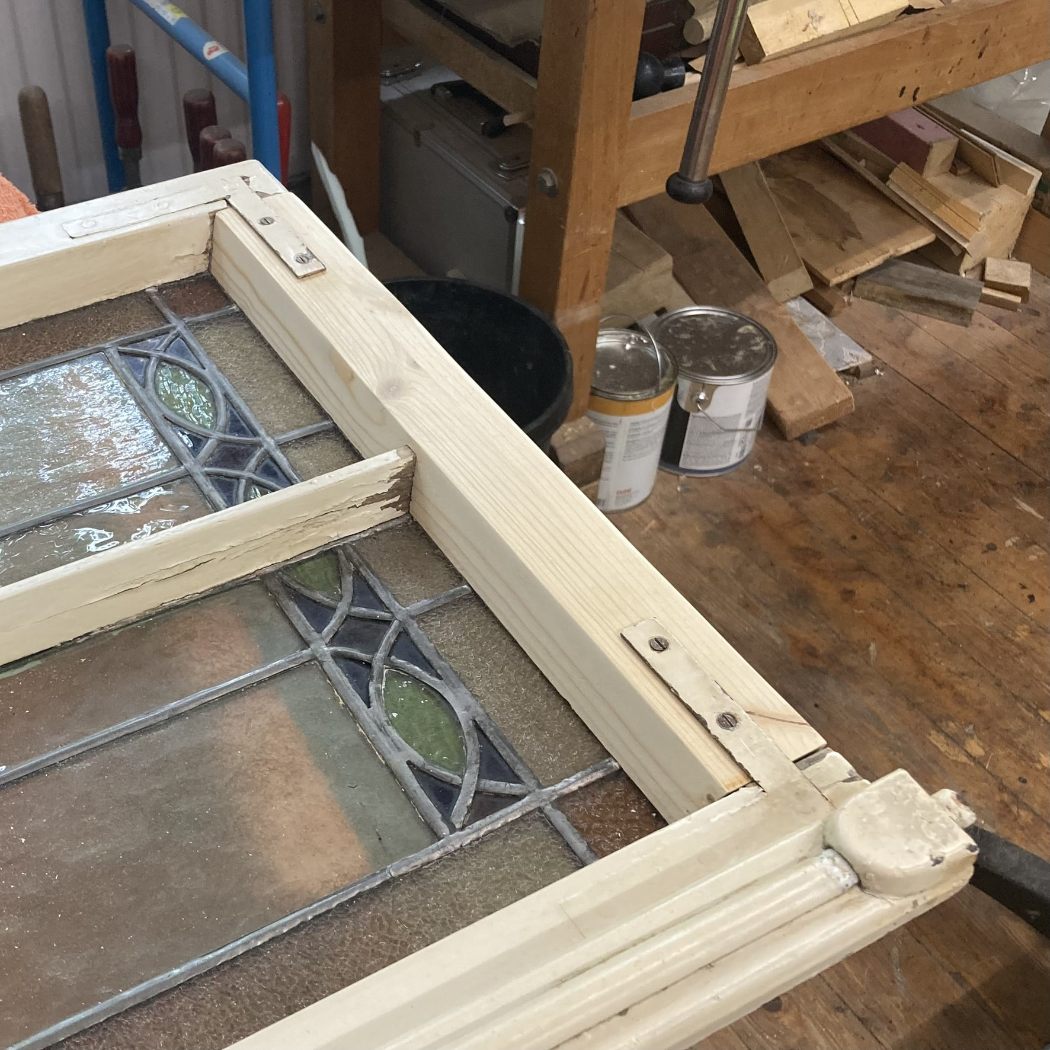 Perinteinen ikkunankunnostus kitti-ikkuna alapuun vaihto