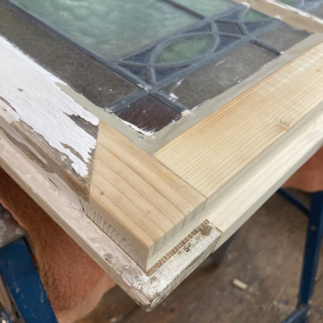 Perinteinen ikkunankunnostus kitti-ikkuna alapuun vaihto